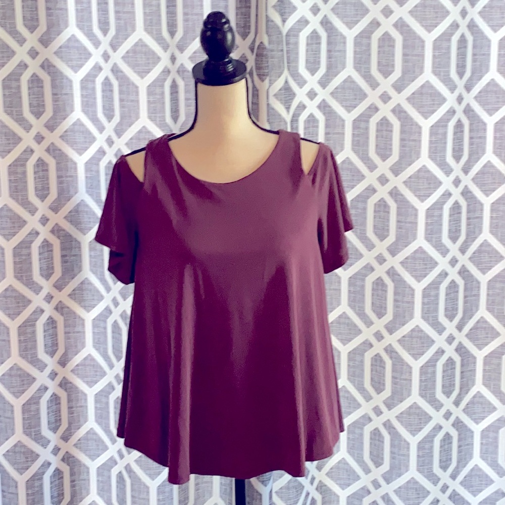EUC mm♥️mm♥️mm Butter Soft Cold Shoulder. M